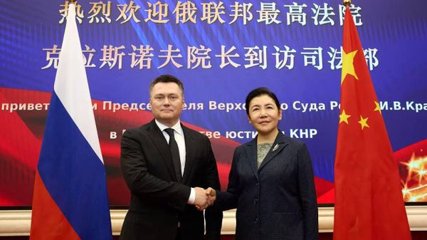 El presidente del Tribunal Supremo de Rusia, Ígor Krasnov, y la ministra de Justicia de China, He Rong - Sputnik Mundo