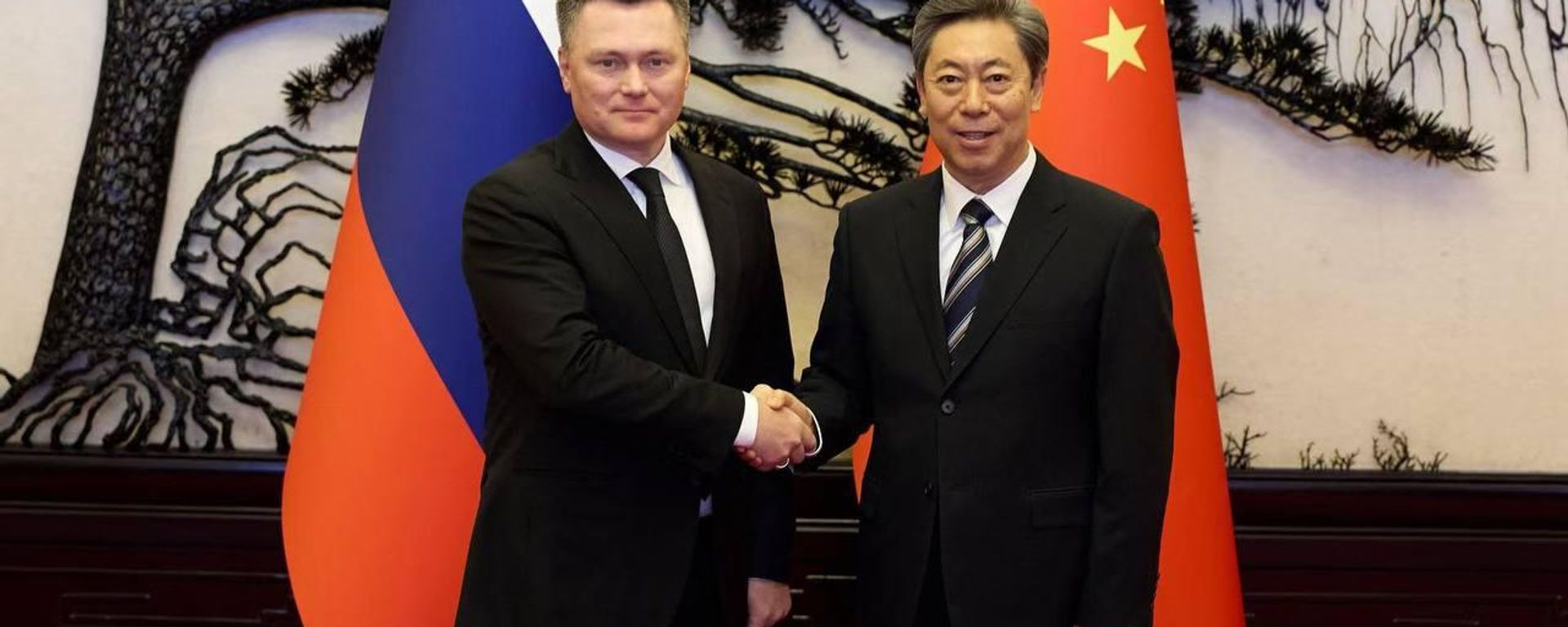 El presidente del Tribunal Supremo de Rusia, Ígor Krasnov, y el miembro del Buró Político del Comité Central del Partido Comunista de China, Chen Wenqing - Sputnik Mundo, 1920, 22.10.2026