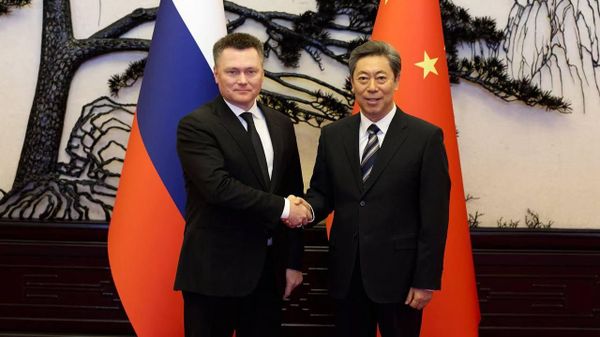 El presidente del Tribunal Supremo de Rusia, Ígor Krasnov, y el miembro del Buró Político del Comité Central del Partido Comunista de China, Chen Wenqing El presidente del Tribunal Supremo de Rusia, Ígor Krasnov, y el miembro del Buró Político del Comité Central del Partido Comunista de China, Chen Wenqing - Sputnik Mundo