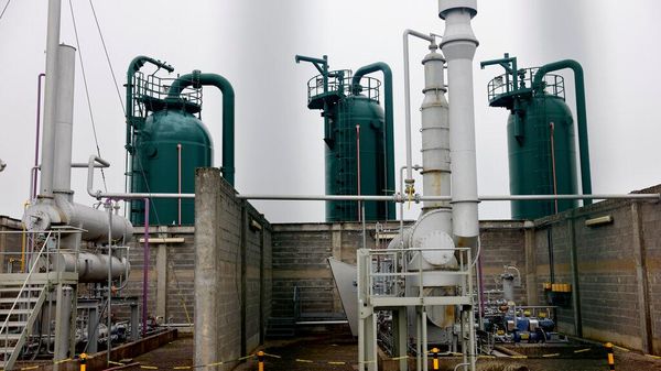 Tuberías y depósitos en una terminal de gas en Alemania  - Sputnik Mundo
