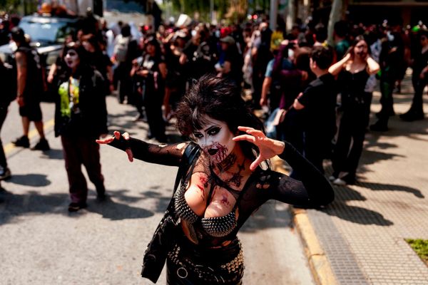 Una mujer disfrazada posa durante la Marcha Zombi 2026 en Santiago de Chile. - Sputnik Mundo