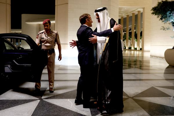 El emir de Catar, el jeque Tamim bin Hamad Al Thani, recibe al presidente francés, Emmanuel Macron, en el Palacio de Lusail para mantener una reunión. - Sputnik Mundo