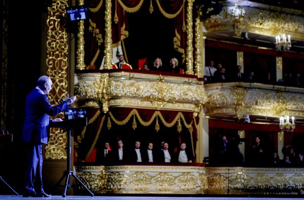 El presidente ruso, Vladímir Putin, interviene en el Teatro Bolshói de Moscú durante el X Congreso y el 150.º aniversario de la Unión de Trabajadores del Teatro de Rusia. - Sputnik Mundo