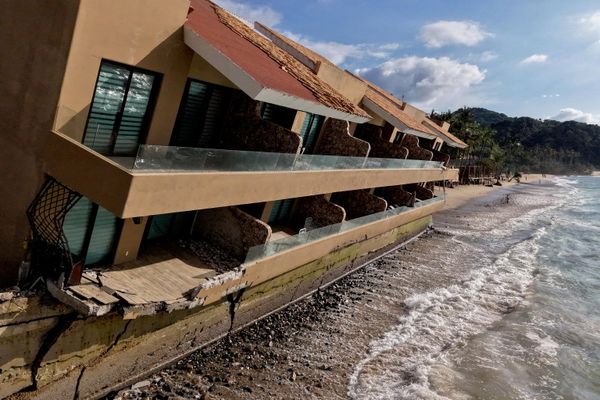 Un edificio de apartamentos dañado en la costa mexicana tras el paso de varios huracanes. - Sputnik Mundo