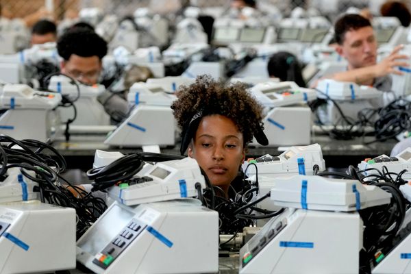 Un trabajador electoral prepara una máquina de votación electrónica antes de la segunda vuelta de las elecciones presidenciales de Brasil. - Sputnik Mundo