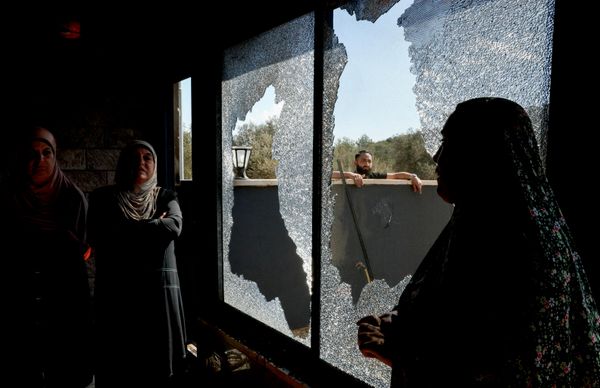 Mujeres palestinas en una vivienda dañada por un ataque israelí en Cisjordania. - Sputnik Mundo