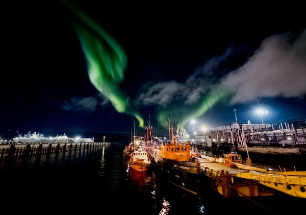 Una aurora boreal ilumina el cielo de la ciudad rusa de Múrmansk. - Sputnik Mundo