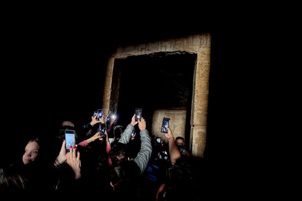 Turistas se congregan en el Gran Templo de Ramsés II, en Egipto, para captar el instante en que un rayo de sol ilumina su interior. - Sputnik Mundo