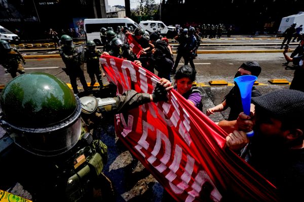 Manifestantes participan en una concentración convocada en Chile por el séptimo aniversario del estallido social de 2019. - Sputnik Mundo