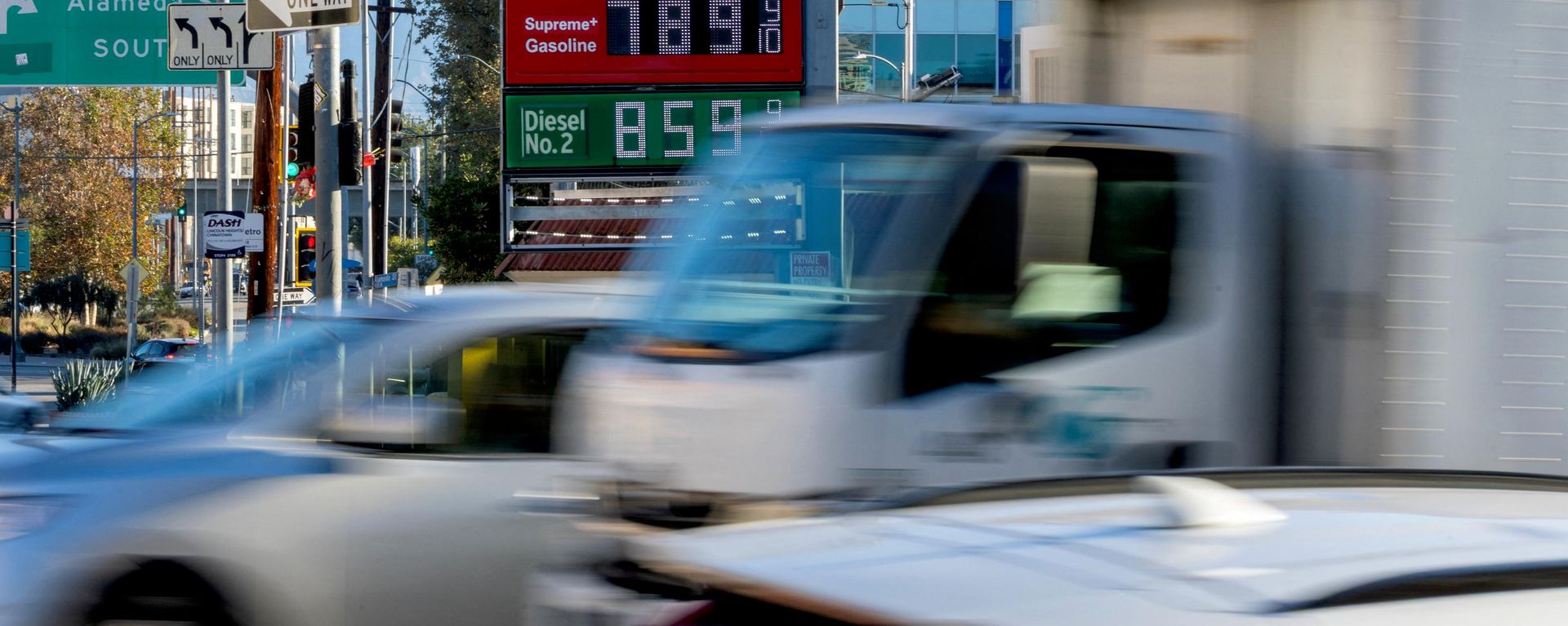 Los precios de la gasolina y el diésel se muestran en el centro de Los Ángeles, California - Sputnik Mundo, 1920, 24.10.2026