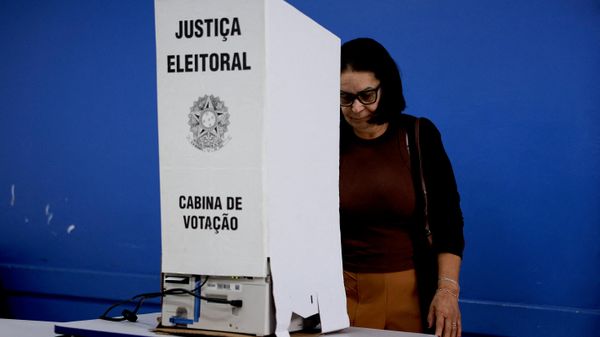 Una mujer vota durante la segunda vuelta de las elecciones presidenciales en Sao Bernardo do Campo (Brasil), el 25 de octubre de 2026 - Sputnik Mundo