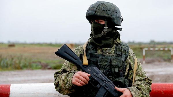 Soldado ruso durante un entrenamiento - Sputnik Mundo
