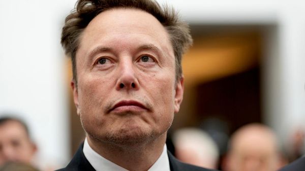 Elon Musk escucha al presidente Donald Trump mientras este habla durante un evento - Sputnik Mundo
