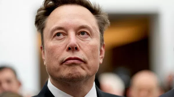 Elon Musk escucha al presidente Donald Trump mientras este habla durante un evento - Sputnik Mundo