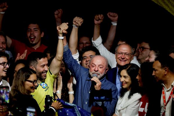 En la primera vuelta, celebrada el 4 de octubre, Flavio Bolsonaro, hijo del expresidente Jair Bolsonaro, aventajó al actual mandatario: obtuvo cerca del 47% de los votos, frente al 45% de Lula. Como ninguno de los candidatos superó el umbral del 50% necesario para ganar en primera vuelta, la elección pasó a una segunda ronda, celebrada el 25 de octubre.En la foto: Lula da Silva celebra su victoria en la segunda vuelta junto al diputado André Janones, en Sao Paulo, Brasil.  - Sputnik Mundo
