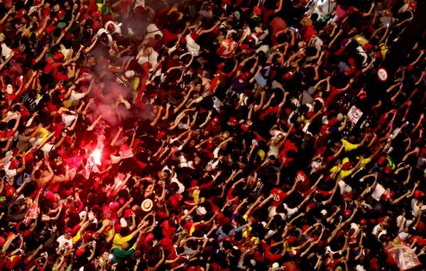En tres semanas, Lula logró sumar más de diez millones de votos. En la segunda vuelta obtuvo unos 64 millones de sufragios, frente a unos 59,6 millones de Bolsonaro. La diferencia fue de unos 4,4 millones de votos, equivalentes a 3,58 puntos porcentuales. En la foto: seguidores de Lula da Silva se reúnen para celebrar su victoria en la segunda vuelta de las elecciones presidenciales, en Sao Paulo.  - Sputnik Mundo