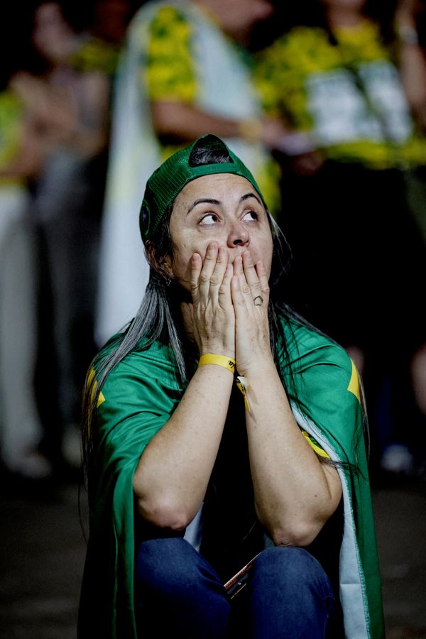 Desde la restauración de las elecciones presidenciales directas en Brasil, en 1989, nunca antes un candidato que hubiera quedado en segundo lugar en la primera vuelta había conseguido ganar la contienda presidencial en la segunda.En la foto: una simpatizante del candidato presidencial Flavio Bolsonaro reacciona mientras espera los resultados de la segunda vuelta electoral. - Sputnik Mundo