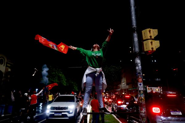 Los resultados de la segunda vuelta muestran que Lula no solo movilizó sus bastiones tradicionales del noreste, sino que también recuperó parte del apoyo en los estados del sudeste, de gran importancia económica.En la foto: seguidores de Lula reaccionan a los primeros resultados de la segunda vuelta electoral en Porto Alegre. - Sputnik Mundo