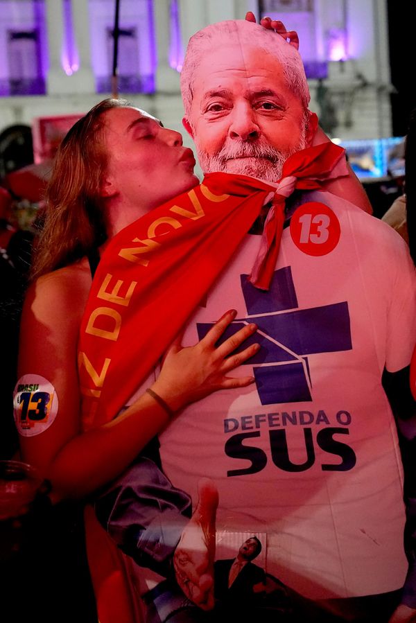 Minas Gerais, considerado estratégico en las campañas presidenciales brasileñas, destacó especialmente. Fue el único estado donde se produjo un cambio de ganador entre las dos vueltas: Flavio Bolsonaro obtuvo la mayoría en la primera, pero Lula revirtió el resultado y se impuso con el 50,43% de los votos en la segunda.En la foto: una simpatizante de Lula besa una figura de cartón del presidente mientras celebra su victoria en la segunda vuelta electoral. - Sputnik Mundo
