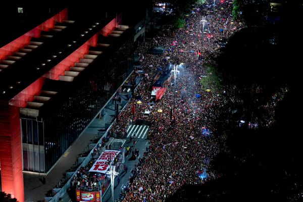 La contienda también estuvo marcada por controversias relacionadas con el procedimiento de votación. El Supremo Tribunal Federal alargó en dos horas el horario de funcionamiento de los centros electorales, una decisión que recibió críticas.En la foto: seguidores de Lula llenan la avenida Paulista (Sao Paulo) durante una concentración para celebrar su victoria y su cuarto mandato. - Sputnik Mundo