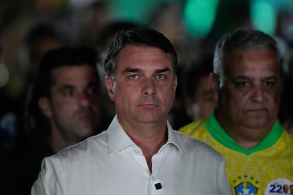 Tras esta decisión, Flavio Bolsonaro exigió que se anularan los resultados. En la noche del 26 de octubre, declaró que no reconocía la victoria de Lula, a pesar de la diferencia de más de 4 millones de votos.En la foto: Flavio Bolsonaro llega al acto de la noche electoral tras la segunda vuelta de las elecciones presidenciales en Brasilia.  - Sputnik Mundo