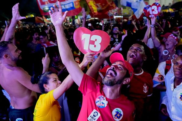 En su discurso, tras conocer los resultados, Lula calificó la victoria como una derrota de la "injerencia externa" y prometió ampliar la participación ciudadana en las decisiones del Gobierno.En la foto: seguidores de Lula celebran su victoria y su cuarto mandato presidencial en Río de Janeiro. - Sputnik Mundo