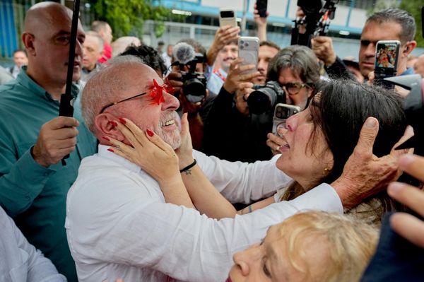 El mandatario también subrayó su intención de colaborar con los congresistas electos. En la foto: Lula saluda a sus simpatizantes tras votar en la segunda vuelta presidencial, en Sao Bernardo do Campo.  - Sputnik Mundo