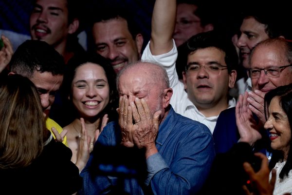 El presidente del Senado, Davi Alcolumbre, afirmó que el Congreso trabajará para contribuir a la pacificación del país tras la proclamación de la reelección de Lula por parte del Tribunal Superior Electoral. Asimismo, instó al presidente a actuar con humildad para fortalecer la unidad nacional.En la foto: Lula da Silva pronuncia su discurso de victoria tras ganar un cuarto mandato. - Sputnik Mundo