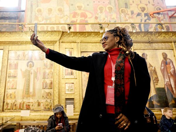 Una participante en los eventos de Rusia-África durante una visita guiada por la capital rusa. - Sputnik Mundo