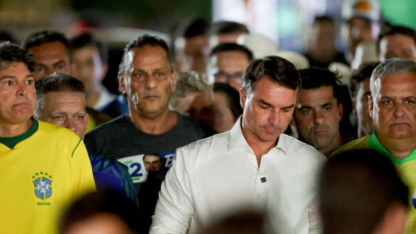  Flavio Bolsonaro, señador brasileño, llega para pronunciar un discurso tras perder la segunda vuelta de las elecciones presidenciales, en Brasilia, Brasil, el 25 de octubre de 2026  - Sputnik Mundo