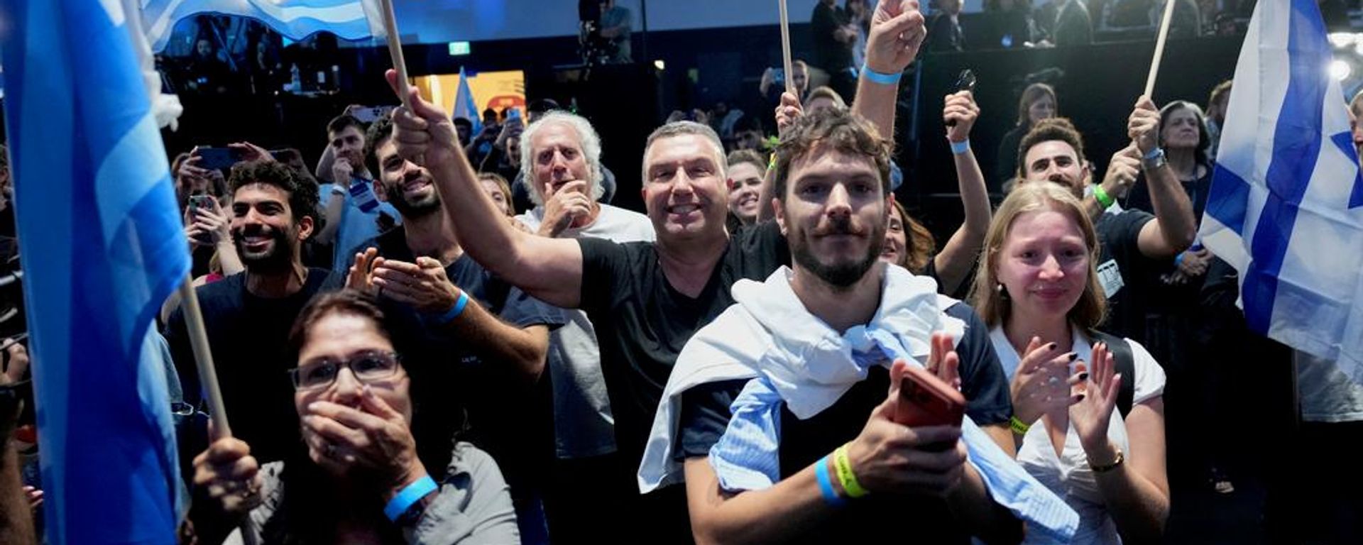 Los partidarios de Gadi Eisenkot, líder del partido Yashar, reaccionan tras la publicación de los primeros resultados de las encuestas a pie de urna en las elecciones generales de Israel, en Tel Aviv, el 27 de octubre de 2026 - Sputnik Mundo, 1920, 28.10.2026
