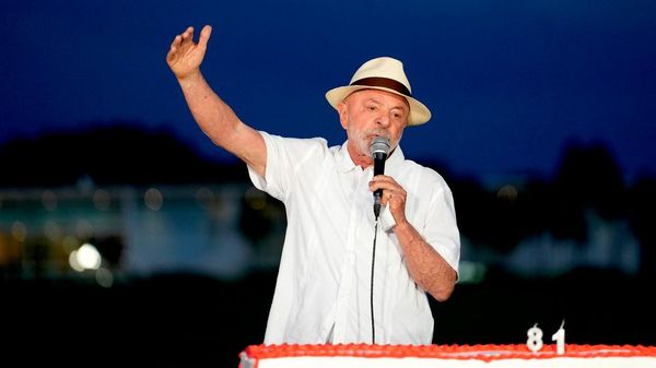 El presidente brasileño, Luiz Inácio Lula da Silva, se dirige a sus seguidores durante la celebración de su 81 cumpleaños frente a la residencia presidencial oficial, el Palacio de Alvorada, en Brasilia, Brasil, el 27 de octubre de 2026.  - Sputnik Mundo