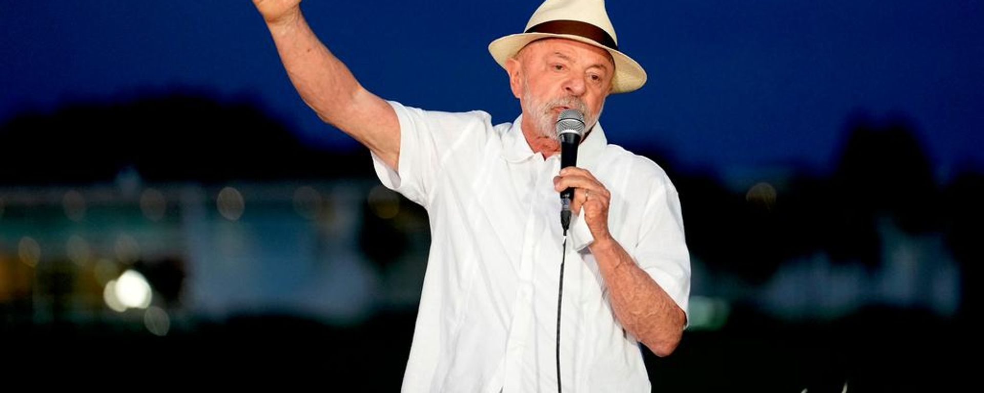 El presidente brasileño, Luiz Inácio Lula da Silva, se dirige a sus seguidores durante la celebración de su 81 cumpleaños frente a la residencia presidencial oficial, el Palacio de Alvorada, en Brasilia, Brasil, el 27 de octubre de 2026.  - Sputnik Mundo, 1920, 28.10.2026
