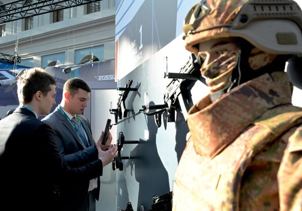 Los expositores también presentaron avances en el sector armamentístico, entre ellos maquetas de vehículos aéreos no tripulados y de un sistema de misiles antiaéreos, así como muestras de armas ligeras. - Sputnik Mundo