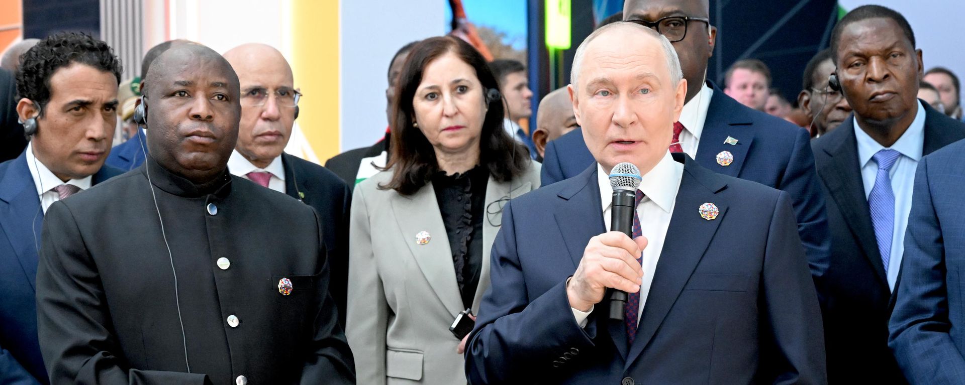 Vladímir Putin, presidente de Rusia, visita la exposición del foro Rusia-África en Moscú, Rusia, el 28 de octubre de 2026 - Sputnik Mundo, 1920, 28.10.2026