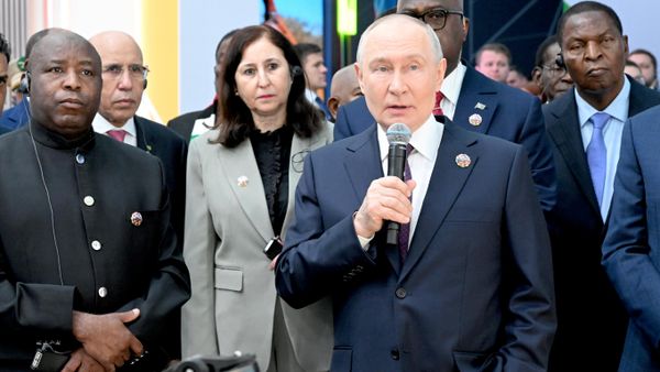 Vladímir Putin, presidente de Rusia, visita la exposición del foro Rusia-África en Moscú, Rusia, el 28 de octubre de 2026 - Sputnik Mundo