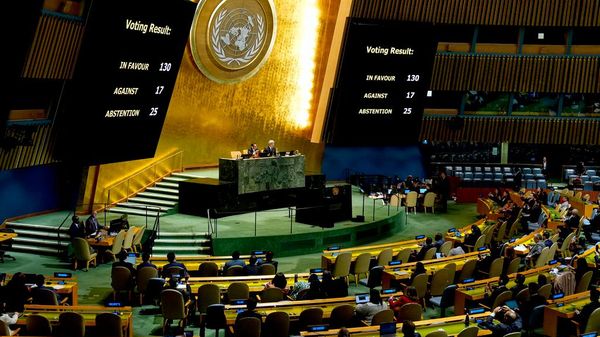 Los resultados de una votación sobre el fin del bloqueo estadounidense a Cuba se exhiben en la sede de las Naciones Unidas, el 28 de octubre de 2026  - Sputnik Mundo
