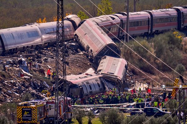 El tren de alta velocidad 080 de Renfe (AVE Madrid-Sevilla), operado por la empresa estatal, chocó a una velocidad de 200 km/h contra el tren Iryo 6076, perteneciente a una compañía privada. - Sputnik Mundo