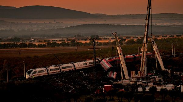 Unas grúas elevan vagones de tren siniestrados mientras los equipos de rescate buscan víctimas tras una colisión entre dos trenes en Urda, España. - Sputnik Mundo