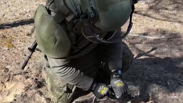Zapadores de las Fuerzas Armadas rusas desactivan artefactos explosivos en Alioshki - Sputnik Mundo