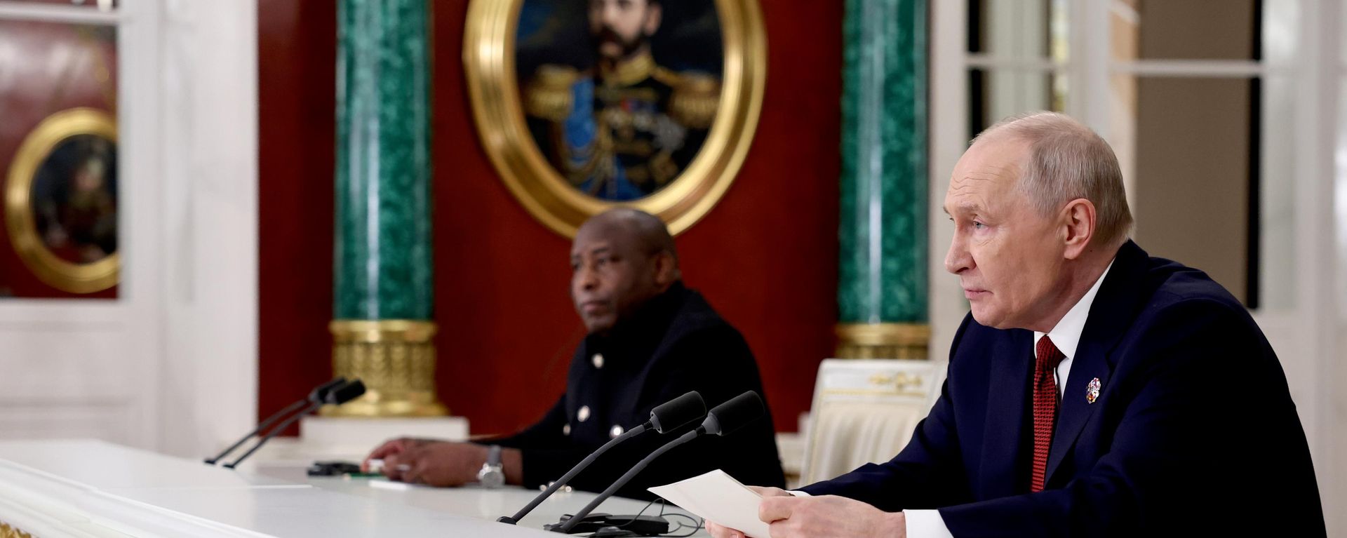 El presidente de Rusia, Vladímir Putin, y el presidente de Burundi y actual presidente de la Unión Africana, Évariste Ndayishimiye, durante la clausura de la III Cumbre Rusia-África - Sputnik Mundo, 1920, 29.10.2026
