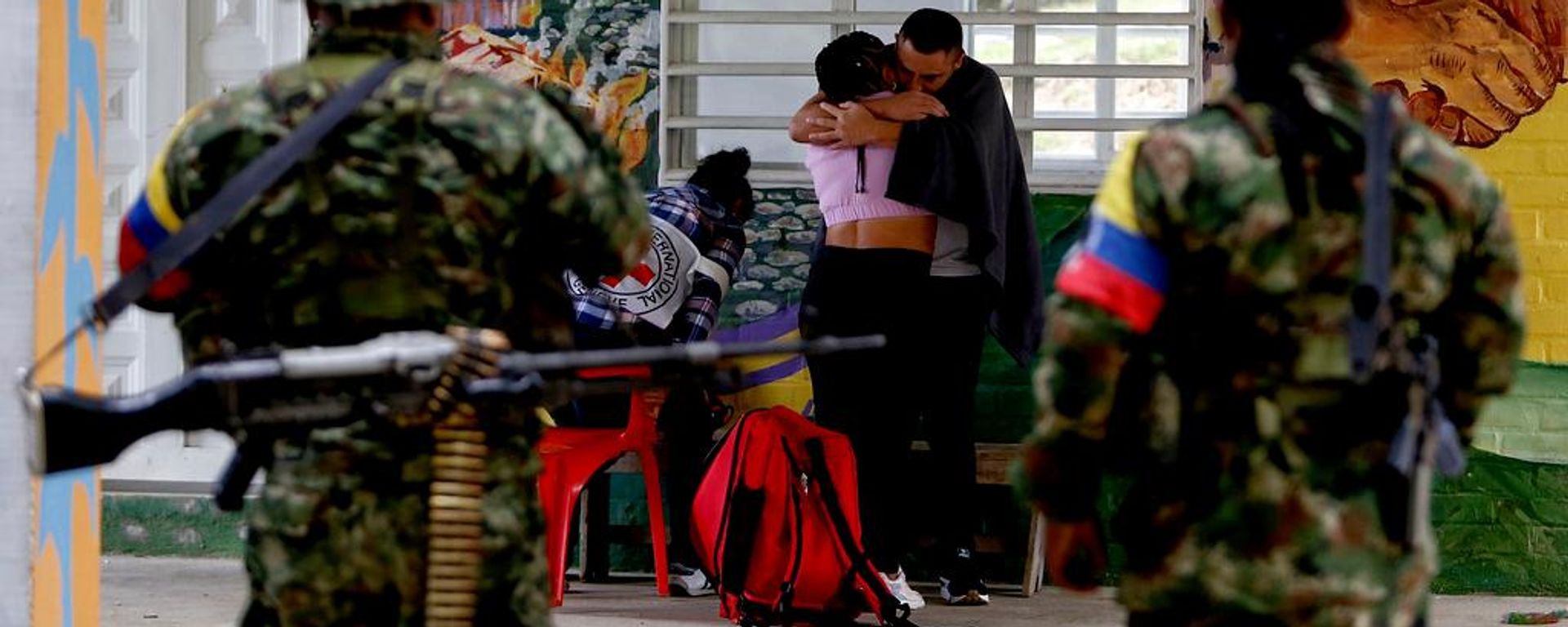 Víctimas de la violencia en Colombia lloran frente a dos soldados - Sputnik Mundo, 1920, 29.10.2026
