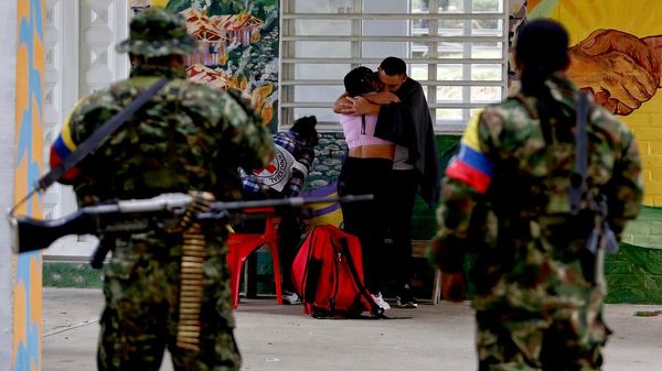 Víctimas de la violencia en Colombia lloran frente a dos soldados - Sputnik Mundo