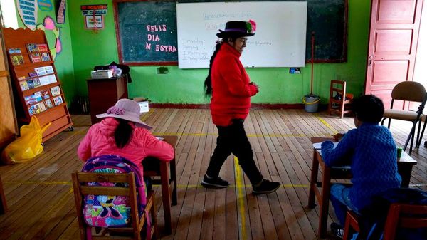 Una profesora de quechua enseña a estudiantes de primaria en una escuela pública de Licapa, Perú (imagen referencial) - Sputnik Mundo