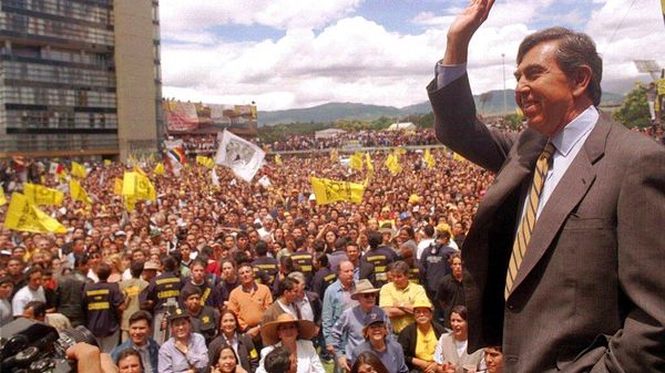 Cuauhtémoc Cárdenas en un mitin político en la UNAM en el año 2000 - Sputnik Mundo