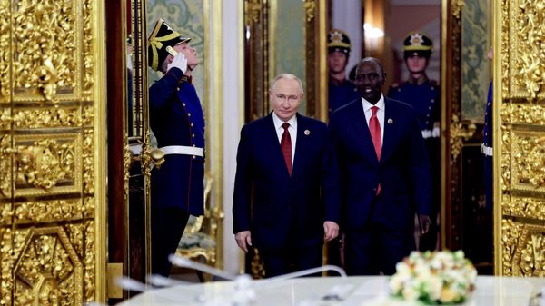  El presidente de Rusia, Vladímir Putin, y el presidente de la República de Kenia, William Ruto, durante una reunión celebrada al margen de la III Cumbre y Foro Rusia-África en Moscú - Sputnik Mundo