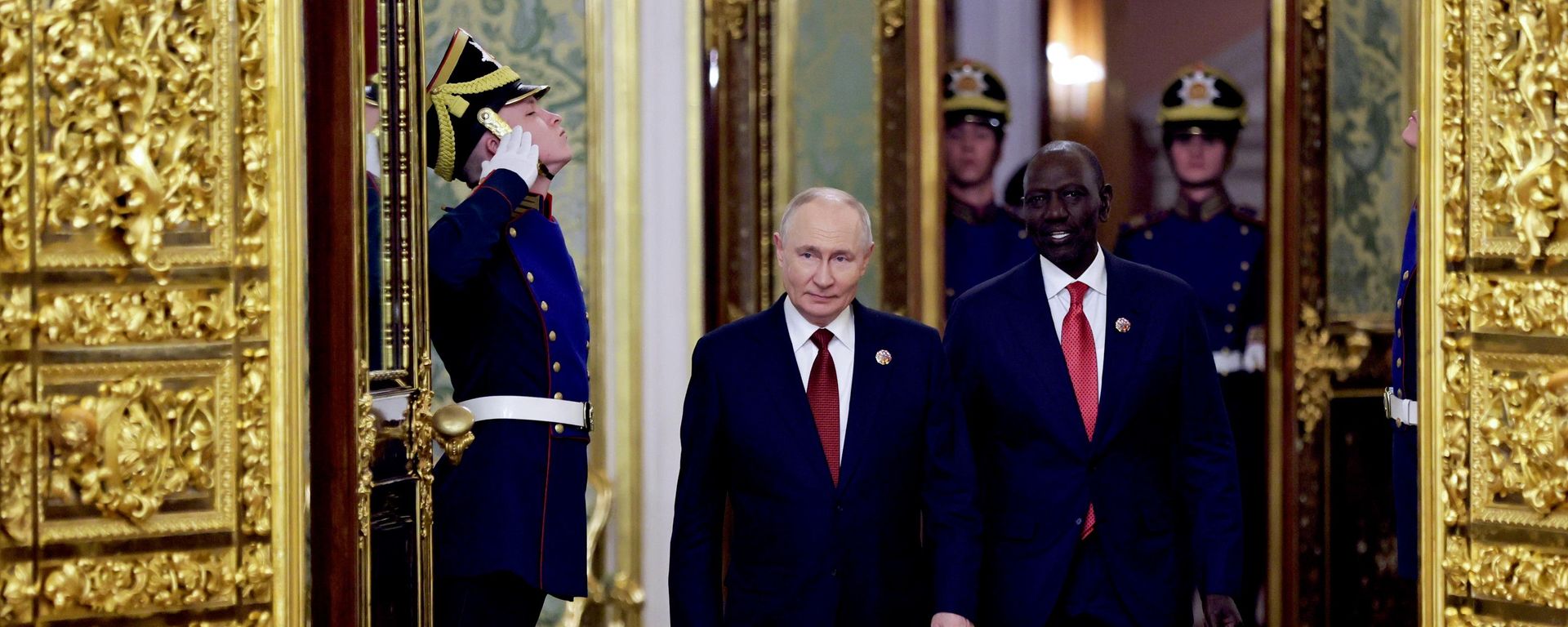  El presidente de Rusia, Vladímir Putin, y el presidente de la República de Kenia, William Ruto, durante una reunión celebrada al margen de la III Cumbre y Foro Rusia-África en Moscú - Sputnik Mundo, 1920, 30.10.2026