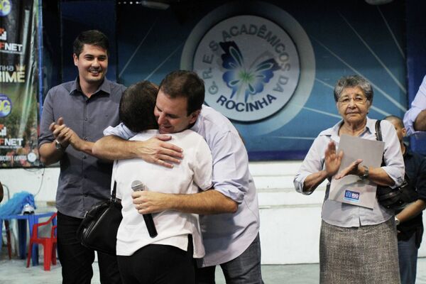 El alcalde de Río de Janeiro, Eduardo Paes, se abraza a Teresa durante la entrega de su título de propiedad El alcalde de Río de Janeiro, Eduardo Paes, se abraza a Teresa durante la entrega de su título de propiedad - Sputnik Mundo