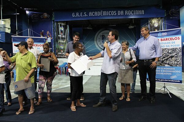 El alcalde de Río de Janeiro, Eduardo Paes, entrega a Teresa su Título de Legitimación de Posesión (TLP) El alcalde de Río de Janeiro, Eduardo Paes, entrega a Teresa su Título de Legitimación de Posesión (TLP) - Sputnik Mundo