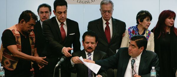 Familiares de 43 estudiantes piden al Senado de México anular poderes en Guerrero - Sputnik Mundo